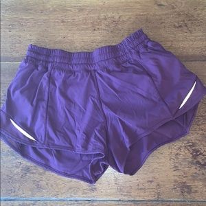 Lululemon Hotty Hot Short II 2.5” size 6 cassis